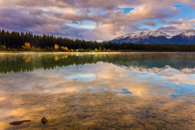 Kanada 'nın Rocky Dağları. Soğuk bir gölün üzerindeki pembe gün doğumu Patricia. Aktif, kuzey ve fotoğraf turizmi kavramı