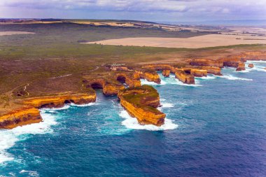 Avustralya. Büyük Okyanus Yolu Pasifik kıyısı boyunca uzanıyor. Resimli kıyı şeridi. Fotoğraf helikopterden çekilmişti. Ekstrem ve aktif turizm kavramı