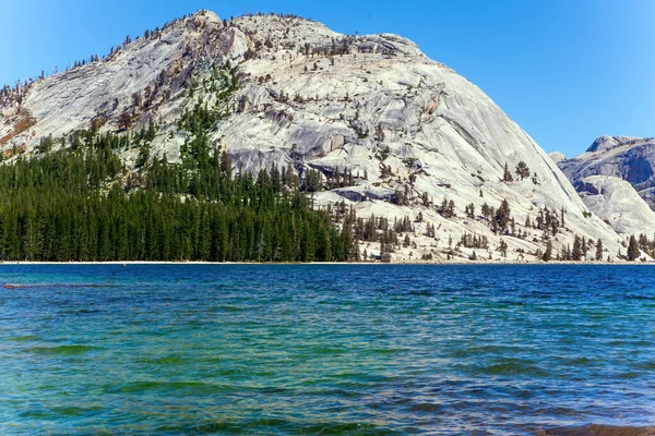 Hermoso Lago Tenaya Parque Yosemite Largo Carretera Tioga Las Playas — Foto de Stock