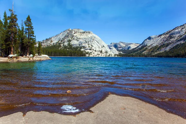 Tenajské Jezero Yosemitském Parku Podél Tioga Road Kamenné Pláže Obklopují — Stock fotografie