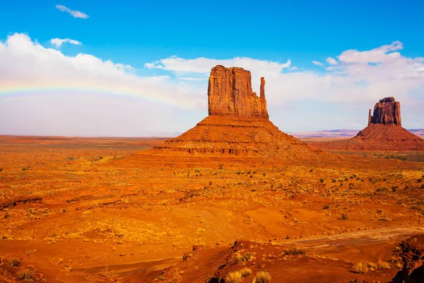 纳瓦霍印第安人保留区的大块红砂岩群 名胜古迹谷是独特的地质构造 美丽的彩虹划过天空 — 图库照片