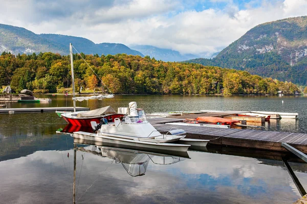 Plachetnice Motorové Čluny Nádherné Jezero Čistou Vodou Obklopeno Hustými Lesy — Stock fotografie