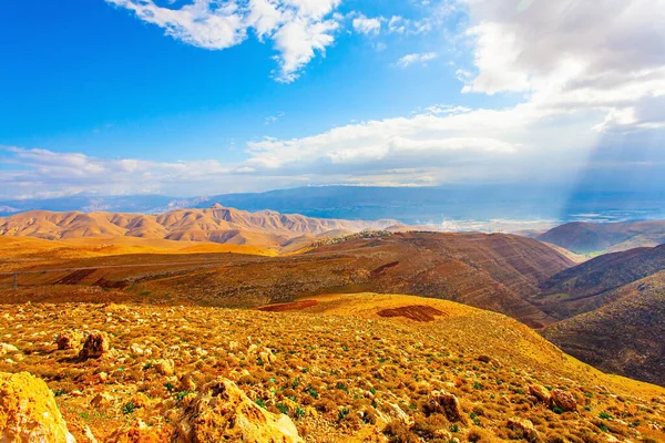 古色古香的梯形山环绕着死海疗伤的海水 传说死海 阳光照亮了风景如画的群山 以色列 — 图库照片