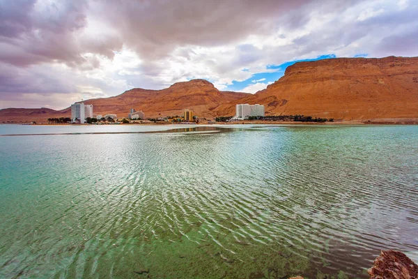 Låga Vintermoln Reflekteras Det Gröna Havsvattnet Israel Det Pittoreska Och — Stockfoto