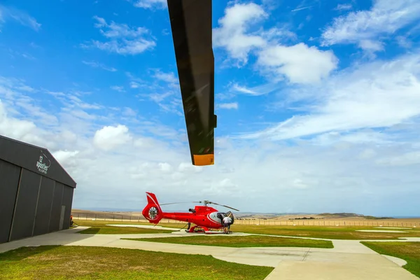 Helicopter Airport Prepares Fly Pacific Coast Great Ocean Road Australia — Stock Photo, Image