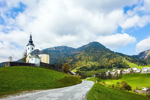 Weißer Glockenturm Und Kirche Auf Einem Hügel Der Nähe Des — Stockfoto