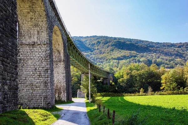 Majestuoso Puente Poderoso Viaducto Sobre Poco Profundo Río Rocoso Idrija — Foto de Stock