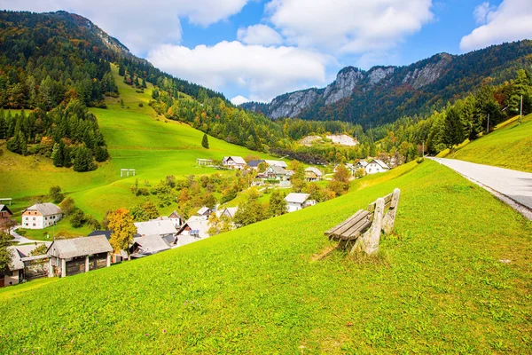 风景如画的Julian Alps 美丽的阳光明媚的秋日 迷人的牧歌 在山谷里 青草长满了草坪 山谷里的一个小村庄 前往斯洛文尼亚的旅行 — 图库照片