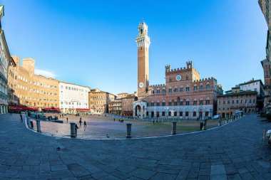 Siena 'nın ortaçağ merkezi UNESCO Dünya Mirası Alanıdır. Eski şehir merkezi. Toskana 'ya kış gezisi. Torre del Mangia, Siena 'daki en yüksek kuledir..