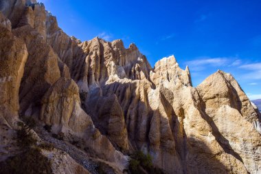  Dar geçitlerle ayrılan sivri uçlu tepeler ve tepeler. Yeni Zelanda, Güney Adası. Clay Cliffs. Görkemli doğal kara oluşumları. Aşırı, doğal ve fotoğraf turizmi kavramı