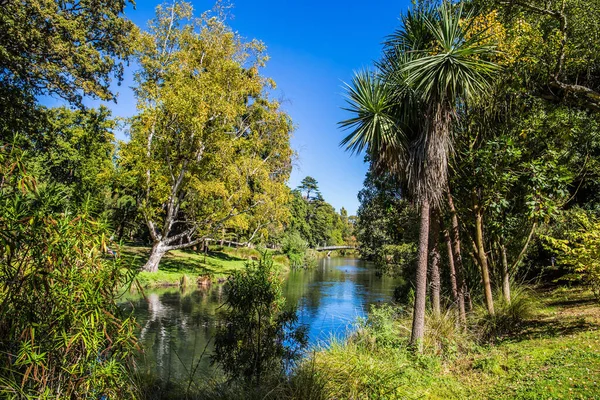 Vacker Varm Dag Tidigt Hösten Ganska Tyst Flod Rinner Genom — Stockfoto