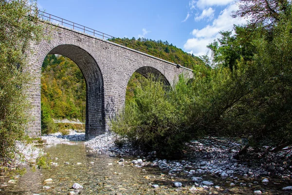 Magische Schoonheid Van Juliaanse Alpen Brug Viaduct Ondiepe Rotsachtige Rivier — Stockfoto