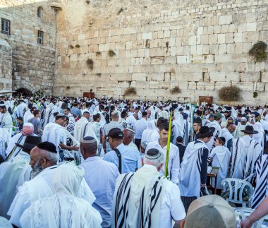 JERUSALEM, ISRAEL - 26 Eylül 2018: Cohanim 'in kutsaması. Batı Duvarı 'nda dua eden Yahudiler. Tapınak Dağı 'nın batı yamacında seremoni. Dini ve fotoğraf turizmi kavramı