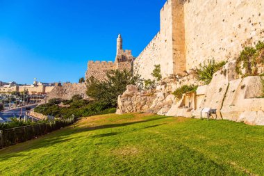 Kudüs 'ün muazzam duvarları. Duvarların yüksekliği 12 metredir. Antik Kale - Davut Kulesi. Sıcak yaz günbatımı. Tarihi, hacı ve fotoğraf turizmi kavramı