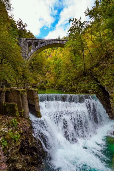 石桥下冒着泡沫的瀑布 斯洛文尼亚 文采峡谷 多山的河流 河水清澈 积极旅游和摄影旅游的概念 — 图库照片