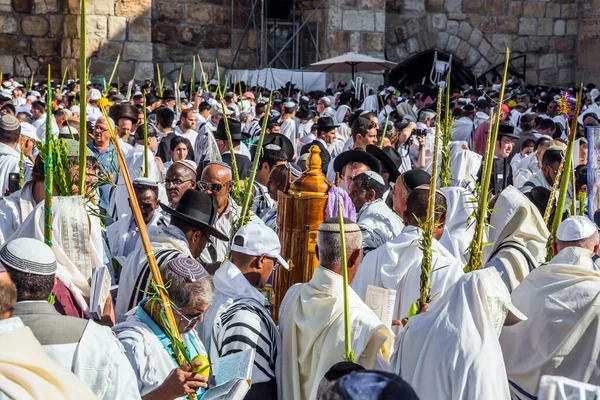 Jerusalem Israel 2018年9月26日 犹太人在西墙祈祷 裹着节日的白色塔里特 Cohanim家族的祝福西墙的感触仪式朝圣的概念 — 图库照片