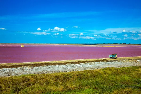 Dunkelrosa Salzwasserbucht Salzproduktion Der Küste Riesige Lastwagenfahrten Entlang Der Bucht — Stockfoto