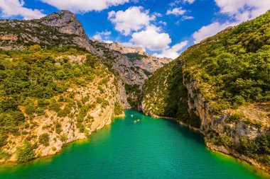 Dağ nehri boyunca katamaranlarla büyüleyici bir yolculuk. Provence Alpleri. Verdon Nehri Fransa 'nın Verdon Kanyonu' nun sarp kayalıkları arasında akar. Ekolojik ve aktif turizm kavramı