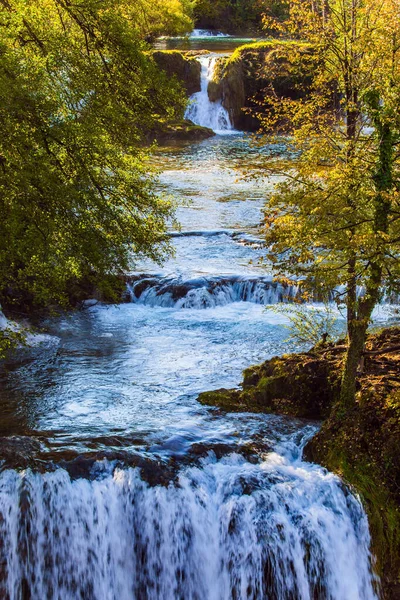 コラナ川を囲む森 クロアチアへの旅行 スランジの小さな町 川の滝の壮大なカスケード 生態学的 積極的かつ写真観光の概念 — ストック写真