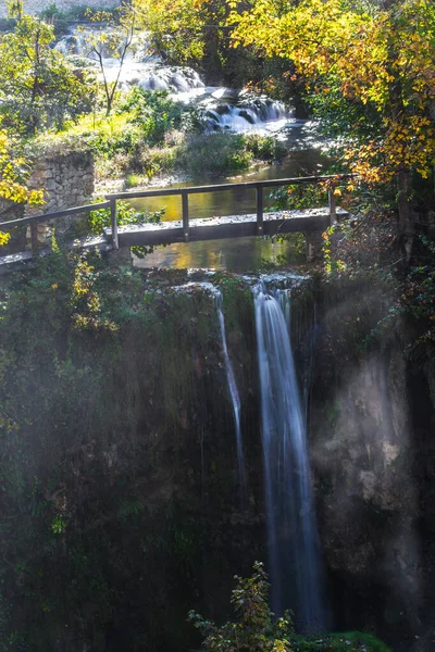 克罗地亚的Slunj镇 斯伦奇卡河上的瀑布瀑布瀑布 薄雾笼罩在木桥和瀑布之上 积极和摄影旅游的概念 — 图库照片