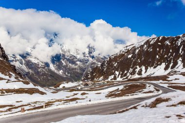 Grossglockner turistik yolu - Avusturya 'nın ünlü panoramik yolu, Hohe Tower Ulusal Parkı' ndan geçiyor. İlk kar eylülde yağdı. Ekolojik, aktif ve fotoğraf turizmi kavramı 