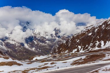  Grossglockner manzara yolu - Avusturya 'nın ünlü panoramik yolu, Hohe Tower Parkı' ndan geçiyor. İlk kar eylülde yağdı. Ekolojik, aktif ve fotoğraf turizmi kavramı