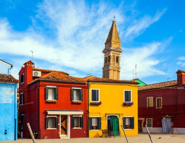 Burano, Venedik yakınlarında çok renkli parlak evler adasıdır. Yerleştirilmiş kule - Burano adasının bir simgesi. Veneto vilayeti. Kültür, tarih ve fotoğraf turizmi kavramı