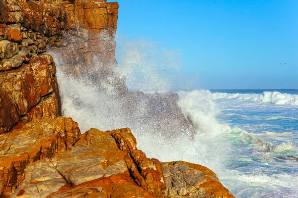 南アフリカだ 海の波の白い泡 強力な海のサーフィン 喜望峰岬半島の南端にあります 明るい夏2月の日 — ストック写真