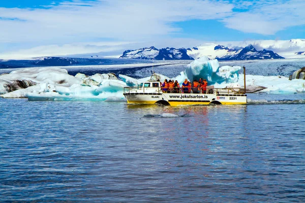 Iceland Scaftafetl Park Ice Lagon Jokulsaurloun 7月10 2014 氷山と氷の流れ 観光ツアーのための絵のような黄色のボート — ストック写真