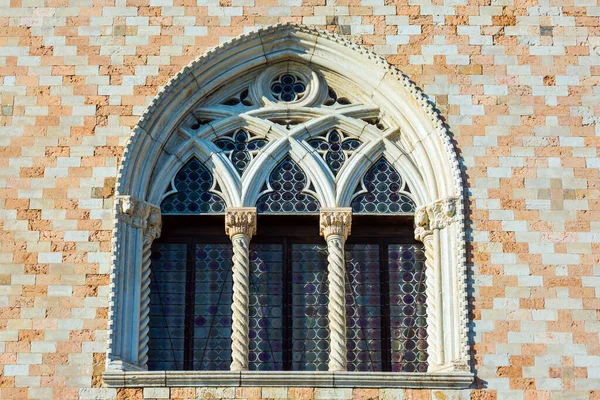 华丽的半圆形窗户 杜吉宫的装饰元素 杜卡莱宫是意大利哥特式建筑的一个伟大纪念碑 去威尼斯的神奇旅程文化和摄影旅游的概念 — 图库照片