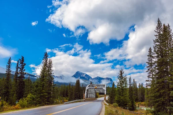 Zniszczony Most Przez Rzekę Chmurny Dzień Jesieni Canadian Rockies Wzdłuż — Zdjęcie stockowe