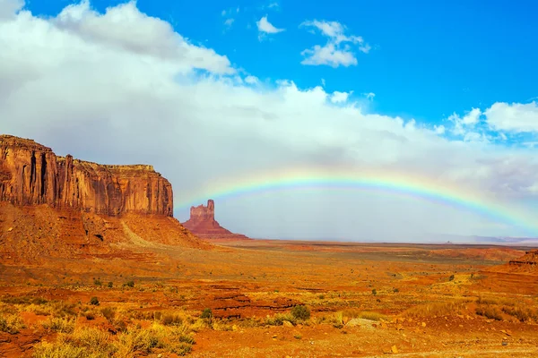 Prachtige Regenboog Door Lucht Enorme Massa Rode Zandsteen Uitschieters Het — Stockfoto