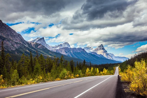 高速道路はカナダのロッキー山脈を横断している 壮大な北の秋 カナダのロッキー山脈 アクティブ 自動車 写真観光の概念 — ストック写真