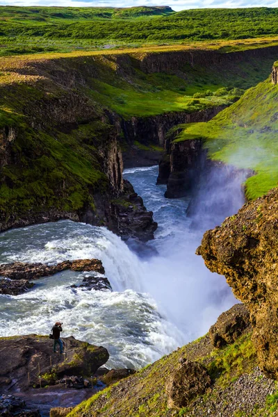 Island Gullfoss Golden Falls Vodopád Napájený Ledovou Vodou Turista Fotograf — Stock fotografie