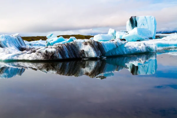 Islanda Laguna Jokulsaurloun Ghiaccio Ricoperto Alcuni Punti Cenere Vulcanica Iceberg — Foto Stock