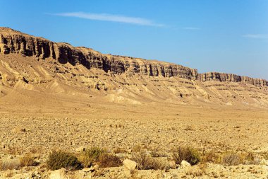 Arava Çölü 'nün güneyindeki Timna Vadisi' nde, Eilat tatil beldesi yakınlarında. Muhteşem kumtaşı çok renkli kayalar. İsrail. Sıcak Kasım günü. 