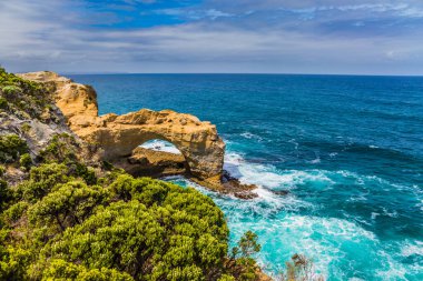 Kıyı kayaları resimli bir kumtaşı kemeri oluşturdu. Avustralya 'nın Büyük Okyanus Yolu. Egzotik, aktif ve fotoğraf turizmi kavramı