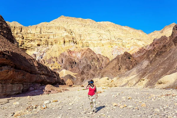 Góry Eilat Izrael Kobieta Czerwonej Koszulce Fotografuje Niesamowite Kamienie Czerwono — Zdjęcie stockowe