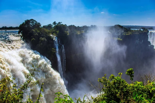 Şelale Zambezi Nehri üzerinde yer almaktadır. Victoria Şelalesi 'nin üzerinde devasa bir sis bulutu. Yağmur mevsiminden sonra yolculuk. Ekstrem ve fotoğraf turizmi kavramı