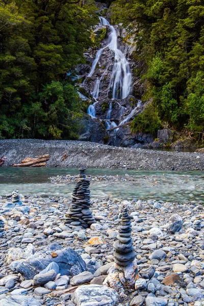 Hayran şeklinde bir şelale, Fantail. Yeni Zelanda 'ya harika bir yolculuk. Güney Adası 'nın batı kıyısında. Aktif, ekolojik, egzotik ve fotoroizm kavramı
