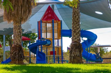 Çocuklar için harika bir oyun alanı. Cazibeler uygun ve güvenli bir şekilde düzenlenir. Oyun parkının üzerinde özel bir çadır var. Çocukların fiziksel ve zihinsel gelişimi kavramı