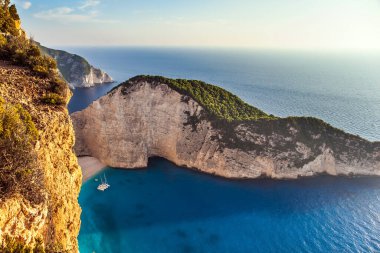 Yunanistan 'da yaz tatili. Akdeniz 'deki sihirli ada. Gökyüzü sıcak bir günbatımı parlıyor. Yaz tatili ve fotoğraf turizmi konsepti