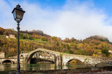 Sercchio Nehri üzerindeki Şeytan Köprüsü. Soğuk rüzgarlı kış günü. Muhteşem İtalya 'ya git. Binlerce yıl önce yapılmış resimli taş bir köprü.. 