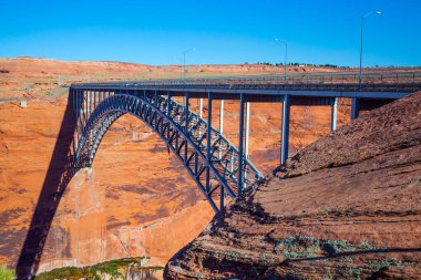 Glen Canyon Köprüsü, Colorado Nehri üzerinde Glen Canyon Barajı 'nın yanında. Dev bir çelik kemerin kemerli köprüsü. ABD 'deki en büyük insan yapımı rezervuar Powell Gölü' dür.