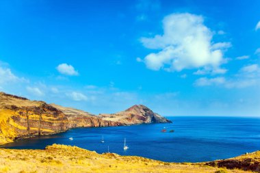 Madeira adasının batı kıyısı - yatları ve tekneleri olan kayaların arasındaki körfez. Madeira Atlantik 'teki bir adadır. Aktif, ekolojik ve fotoğraf turizmi kavramı
