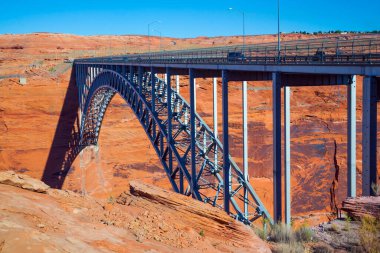 Dev bir çelik kemerin kemerli köprüsü. Colorado Nehri üzerindeki Glen Canyon Köprüsü. Resimli kırmızı kumtaşı köprünün temelidir. Aktif, çevre dostu ve fotoğraf turizmi kavramı