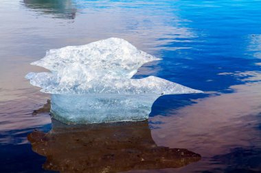  Okyanus sörfü buz kütleleri getirir. Meşhur İzlanda siyah kumsalı. İzlanda. Kuzey Atlantik 'te soğuk bir gün. Ekstrem, kuzey ve fotoğraf turizmi kavramı