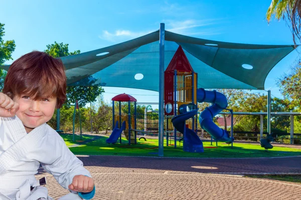 Schöner Junge Weißen Anzug Ist Mit Judo Beschäftigt Attraktion Spiralhügel — Stockfoto