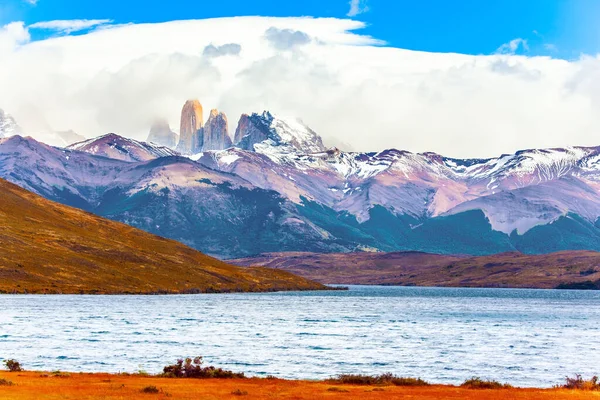 阿苏尔泻湖是一个神奇的山湖 靠近三个岩石 山脉上覆盖着永恒的雪 智利南部著名的Torres Del Paine公园 — 图库照片