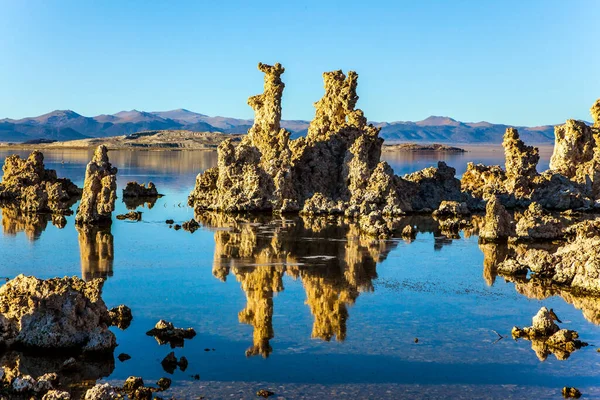 Lago Mono Pitoresco Califórnia Colunas Restos Tufa Refletem Fantasticamente Água — Fotografia de Stock